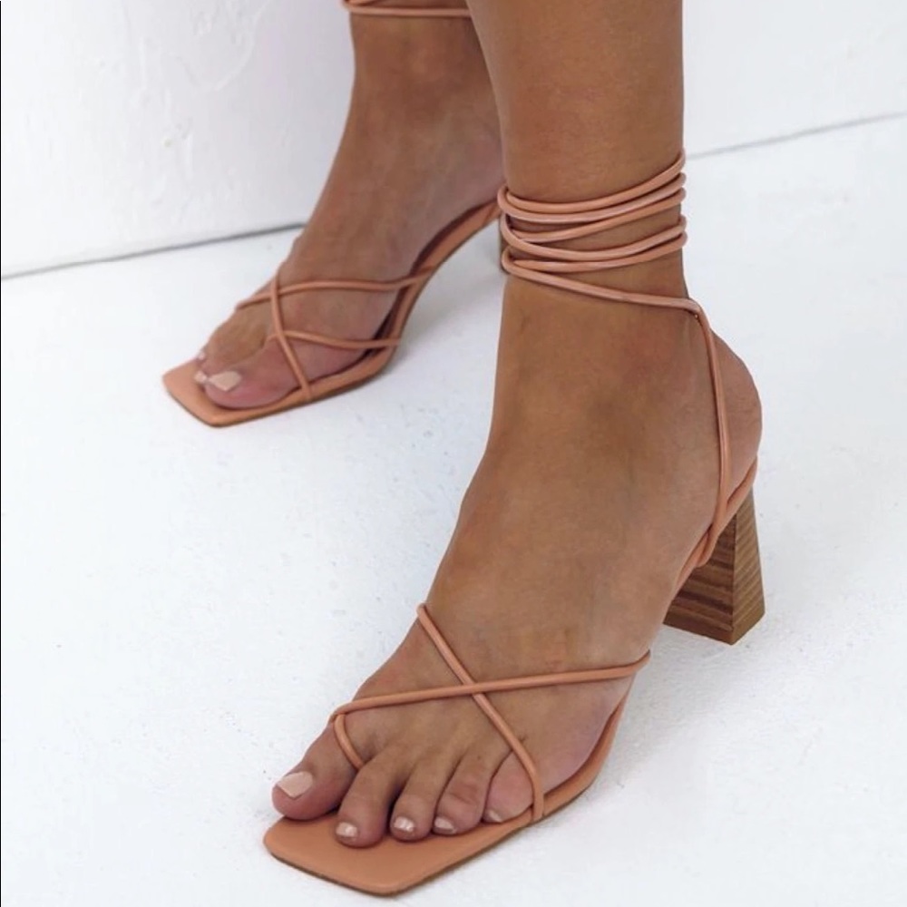 BNWT Billini Issa sandals